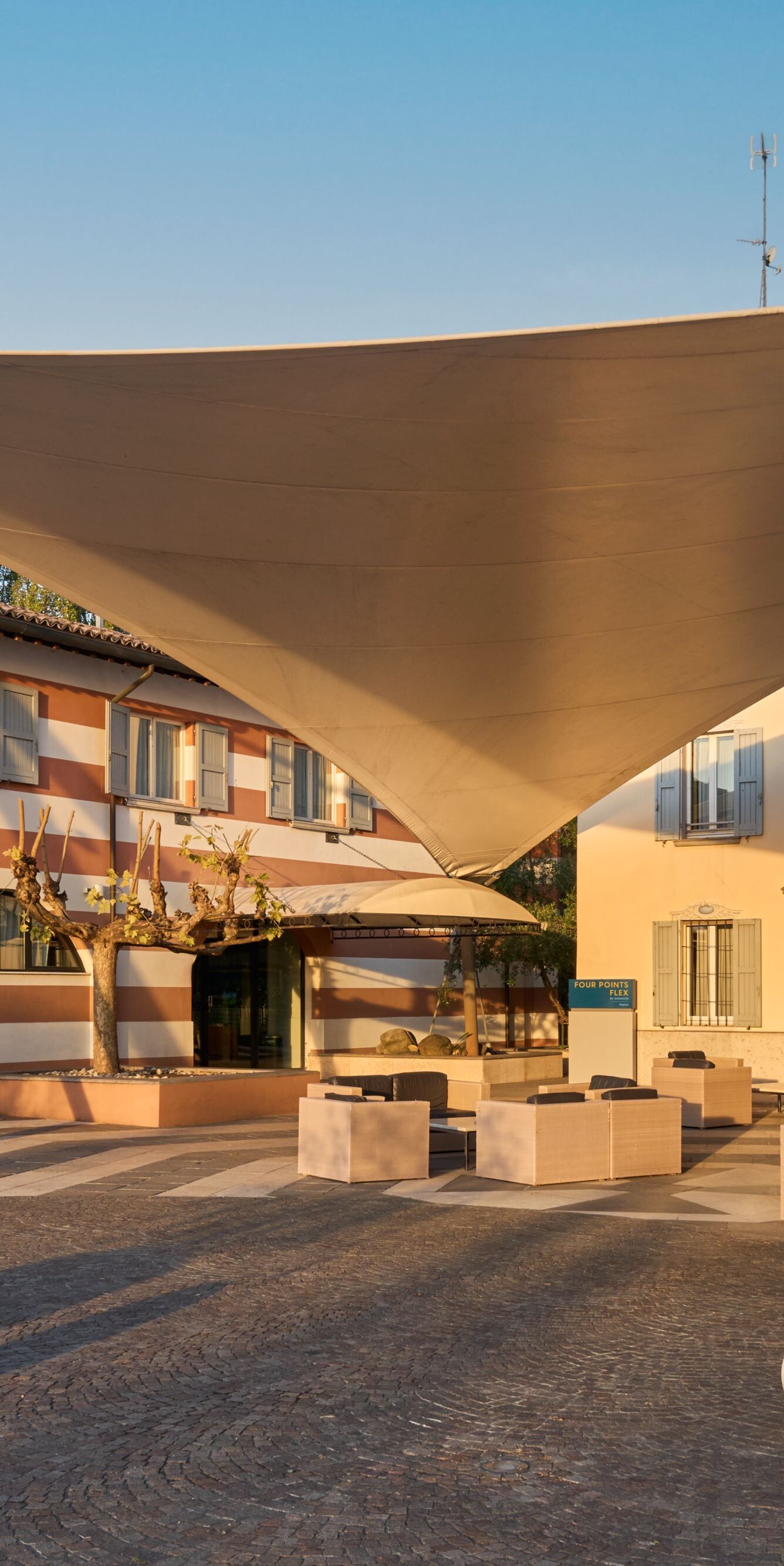 Esterno dell'hotel al tramonto