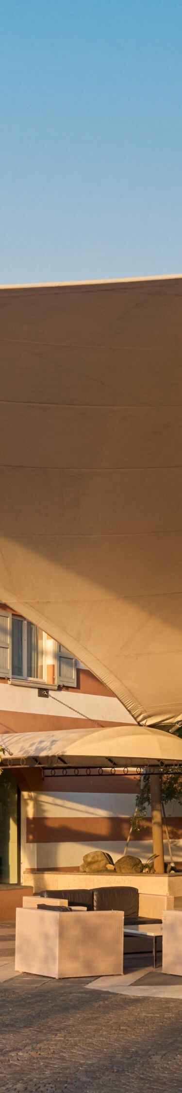 Esterno dell'hotel al tramonto