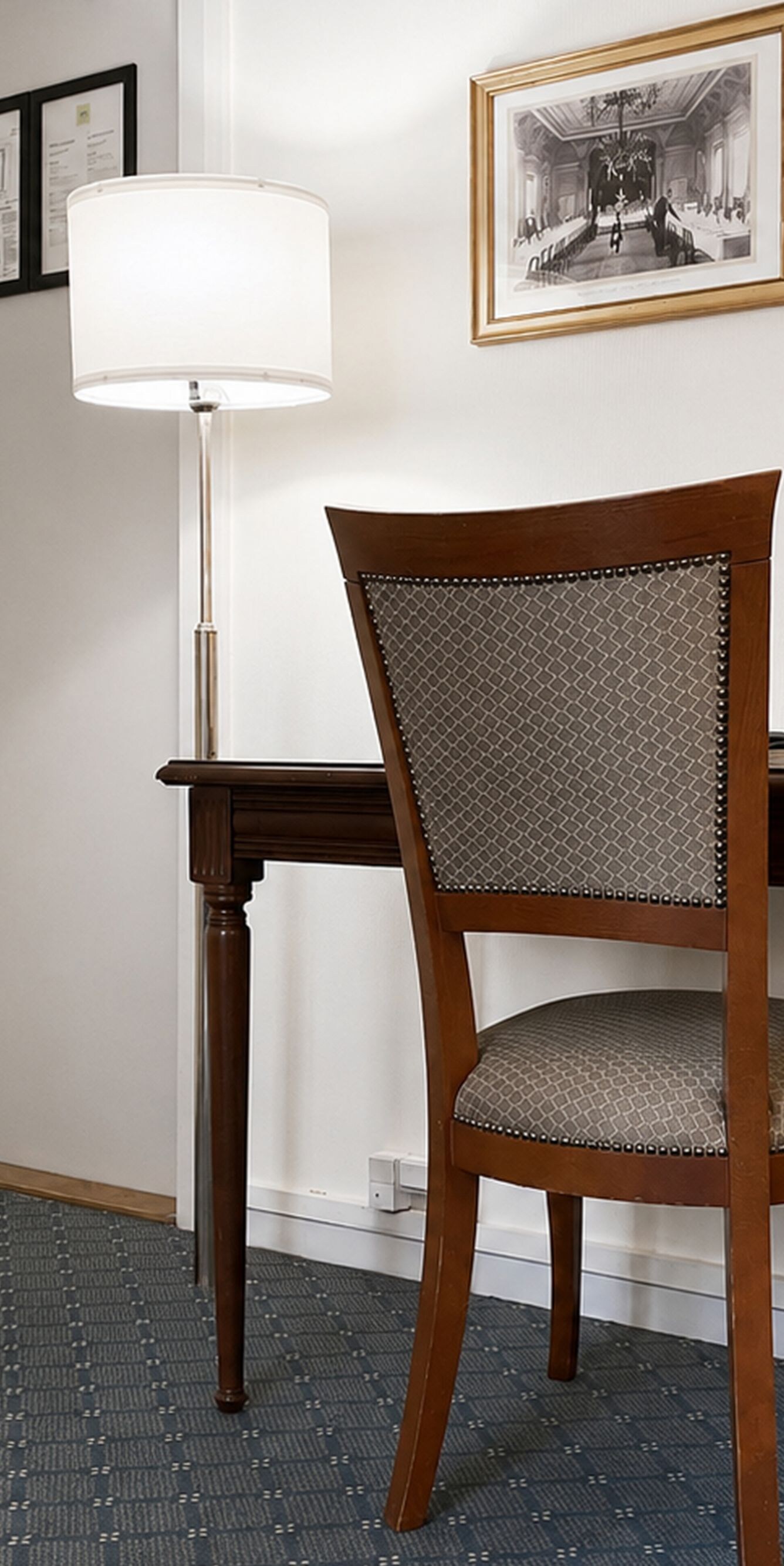 Gæsteværelse med skrivebord og gulvlampe