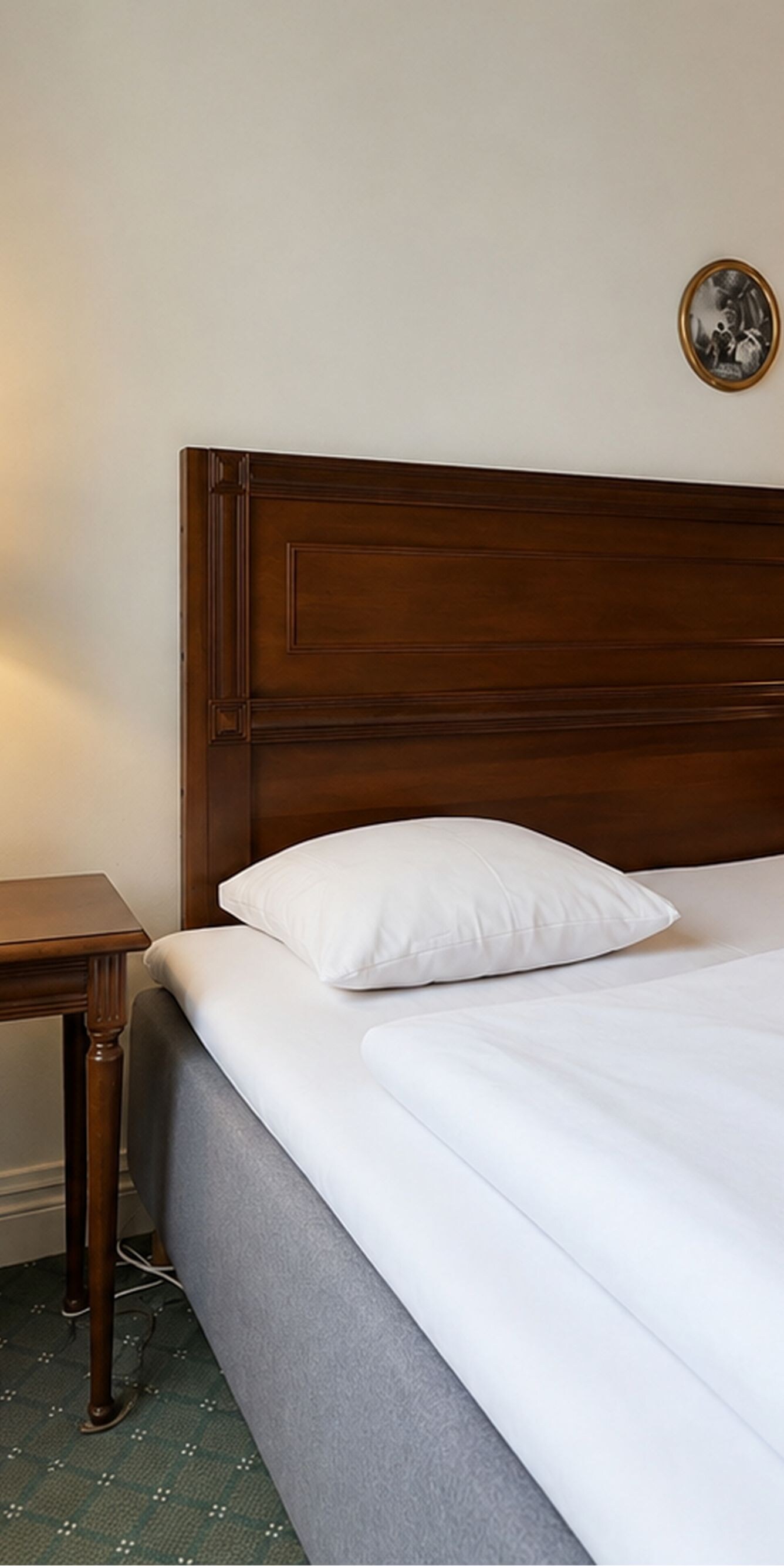 Gæsteværelse med queensize-seng og træmøbler