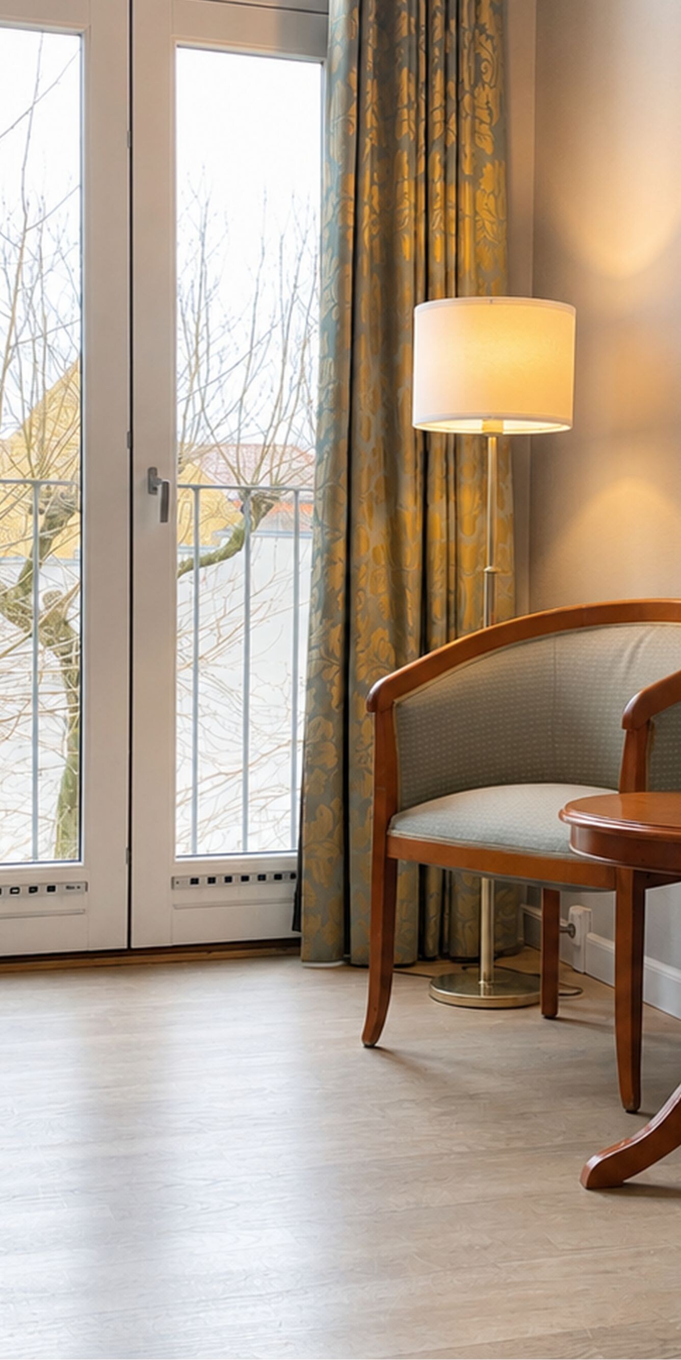 Gæsteværelse med balkon og siddeområde
