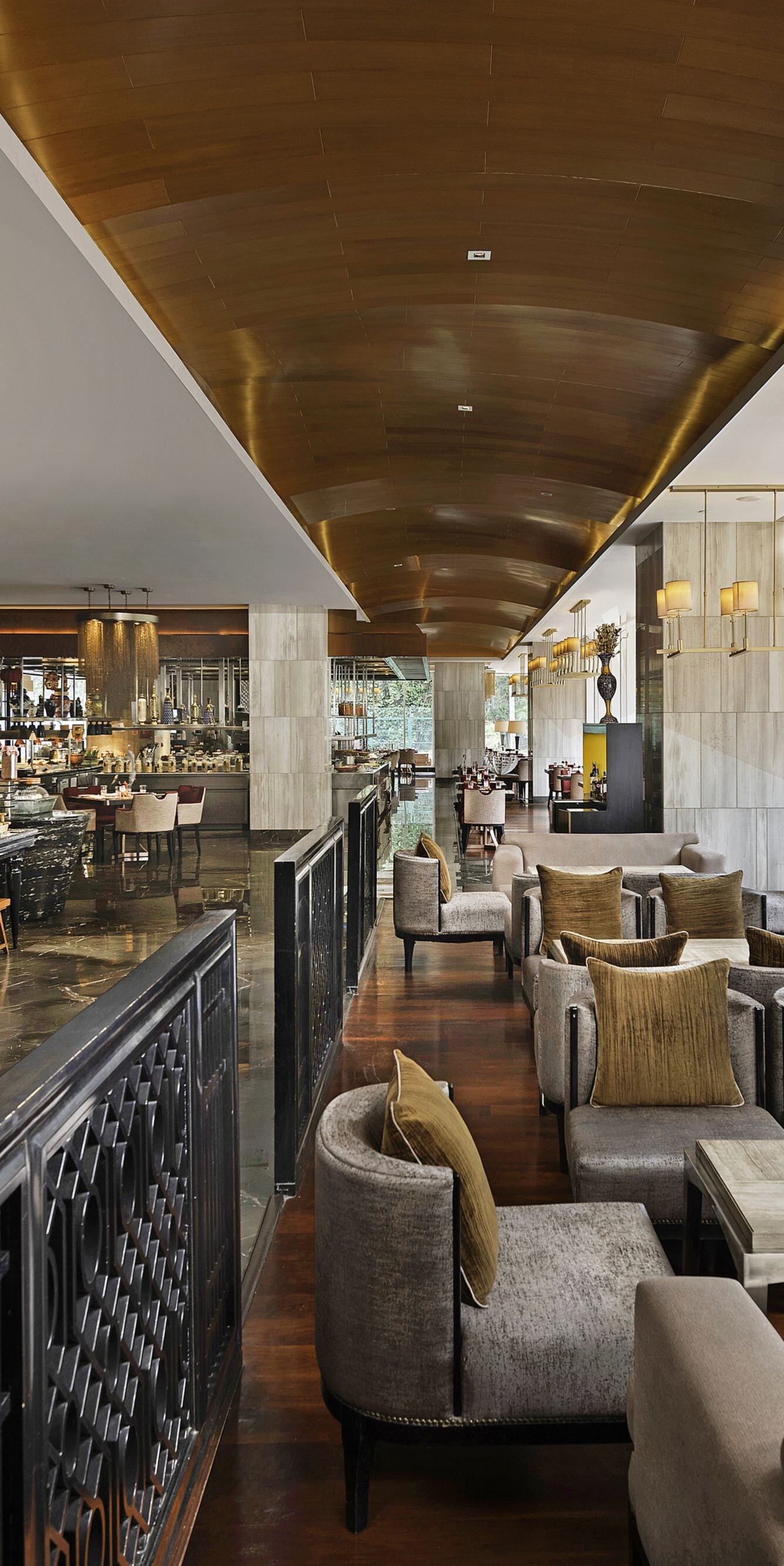 b Café, ऑल डे डाइनिंग रेस्टोरेंट