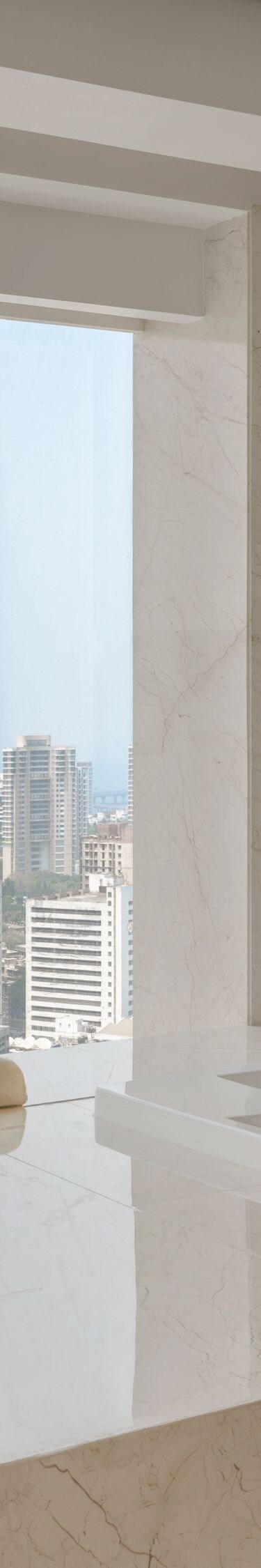 मार्बल बाथरूम में लगा फ्रीस्टैंडिंग बाथटब