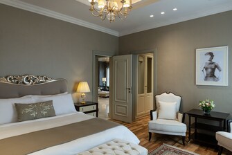 Villa Bedroom Queen Bed