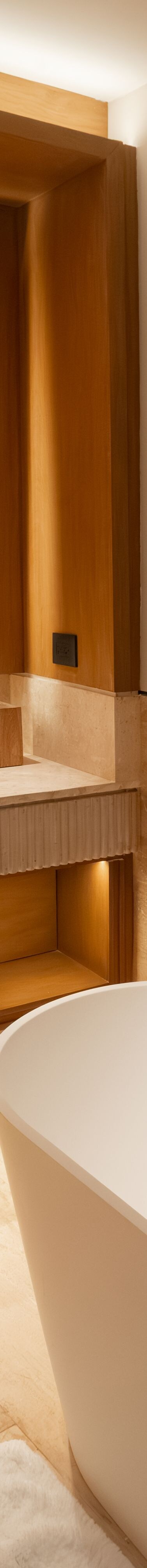 baño con bañera, tonos cálidos y neutros