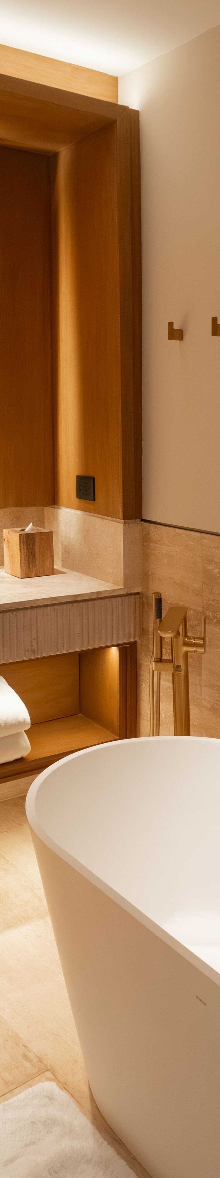 baño con bañera, tonos cálidos y neutros