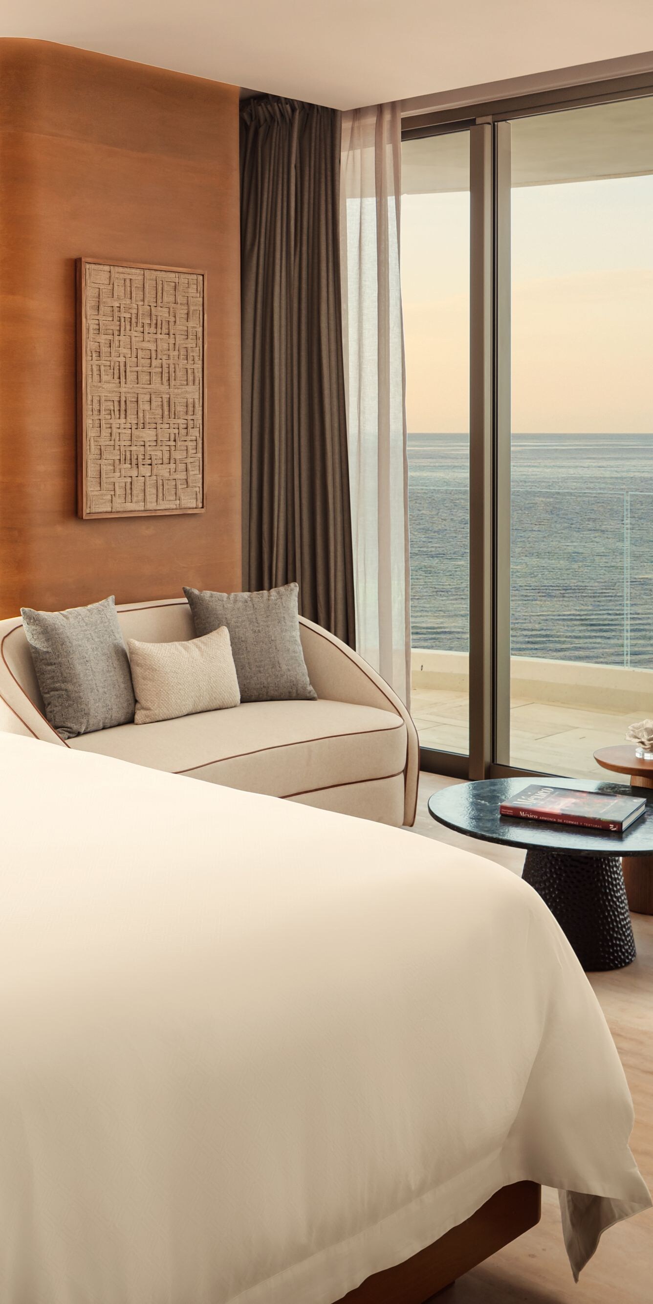 Dormitorio de la suite frente al mar con cama tamaño King
