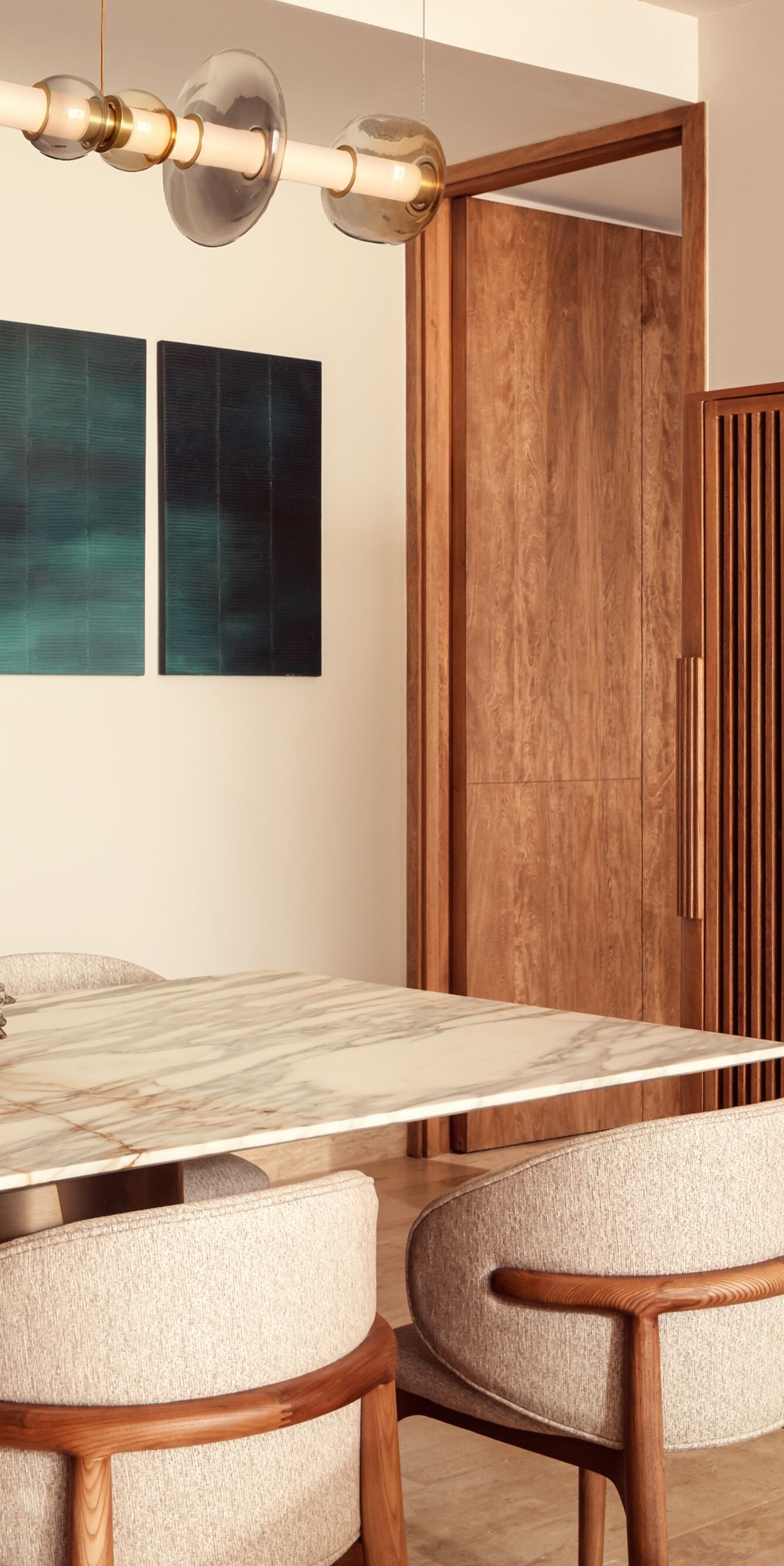 Comedor con mesa de mármol y armario de madera