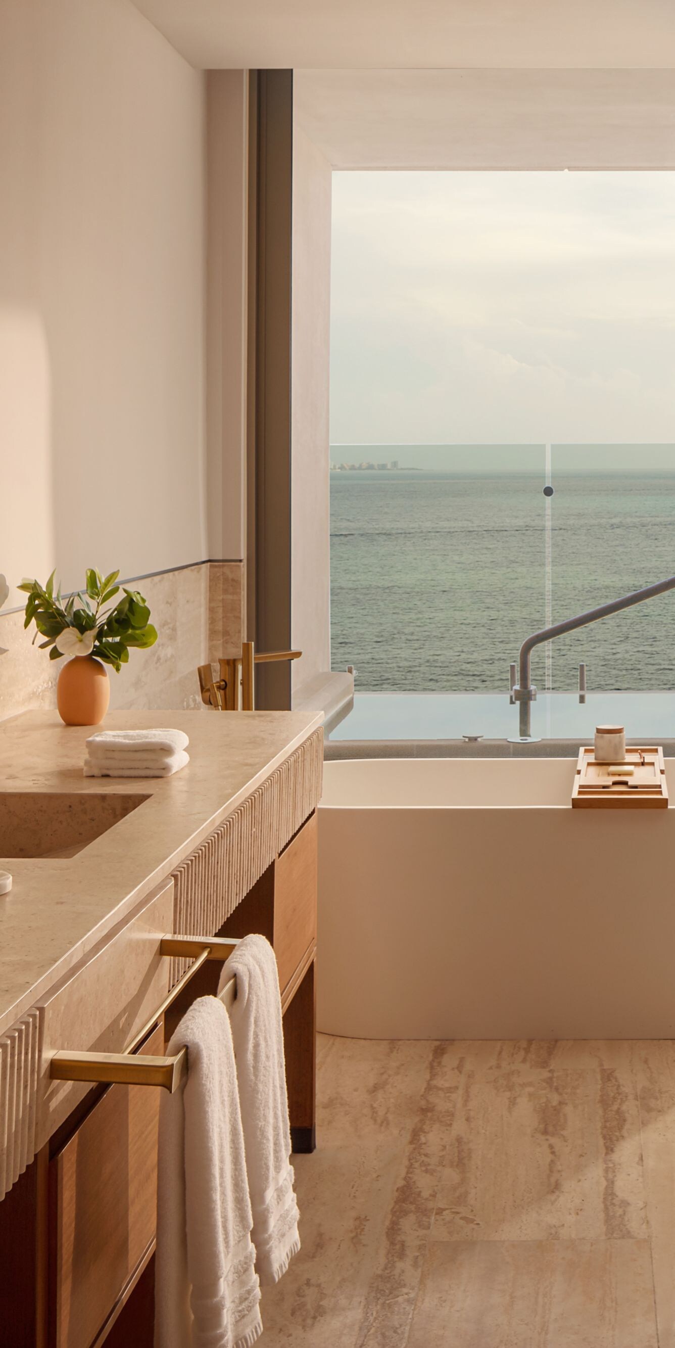 Baño con vista al mar y bañera