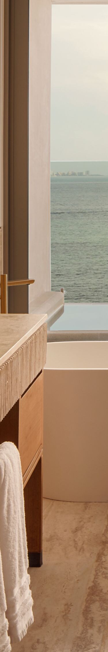 Baño con vista al mar y bañera