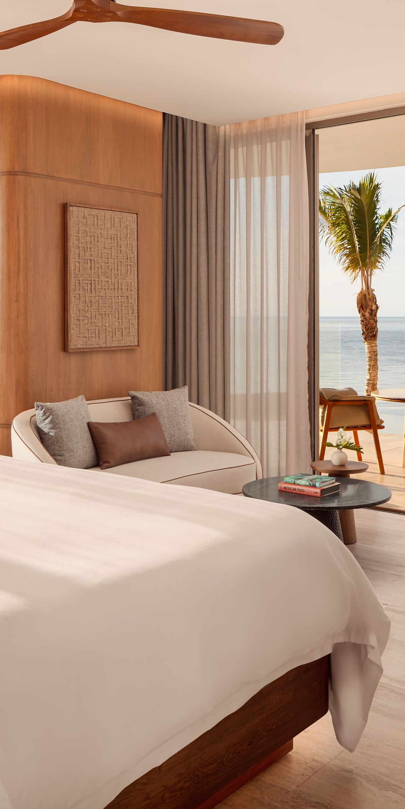 Habitación con cama tamaño King, terraza y vista al mar