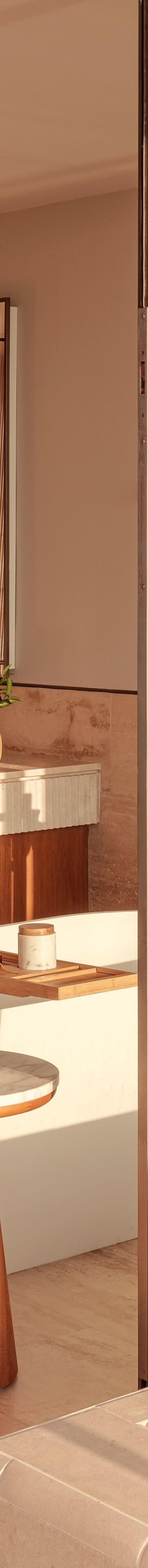 Baño con bañera independiente y tocador