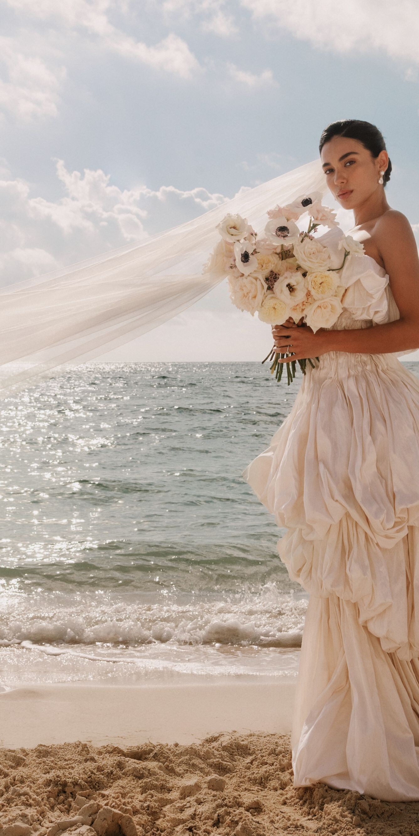 Retrato de boda frente al mar con la novia
