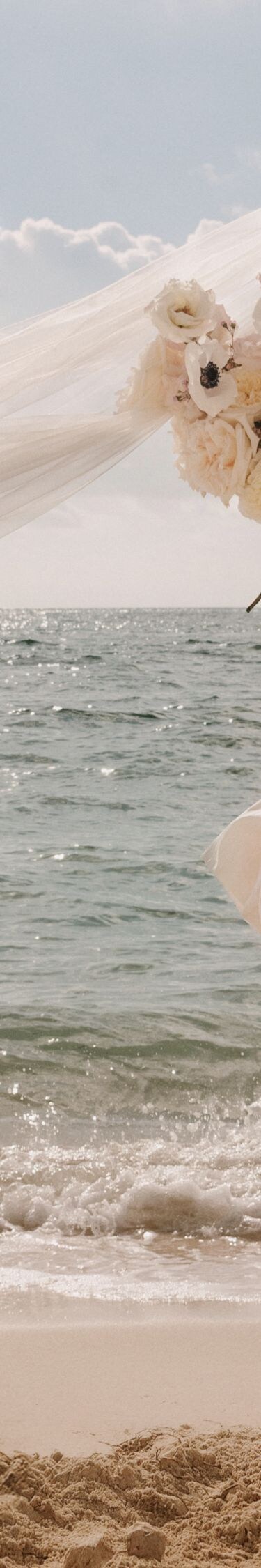 Retrato de boda frente al mar con la novia