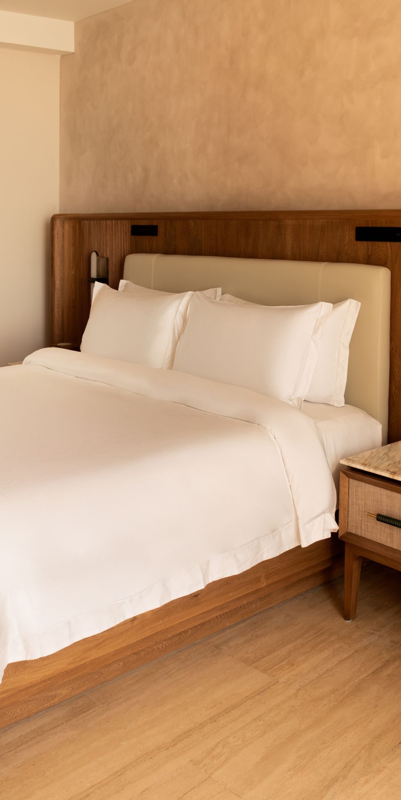 habitación con una mullida cama de sábanas blancas