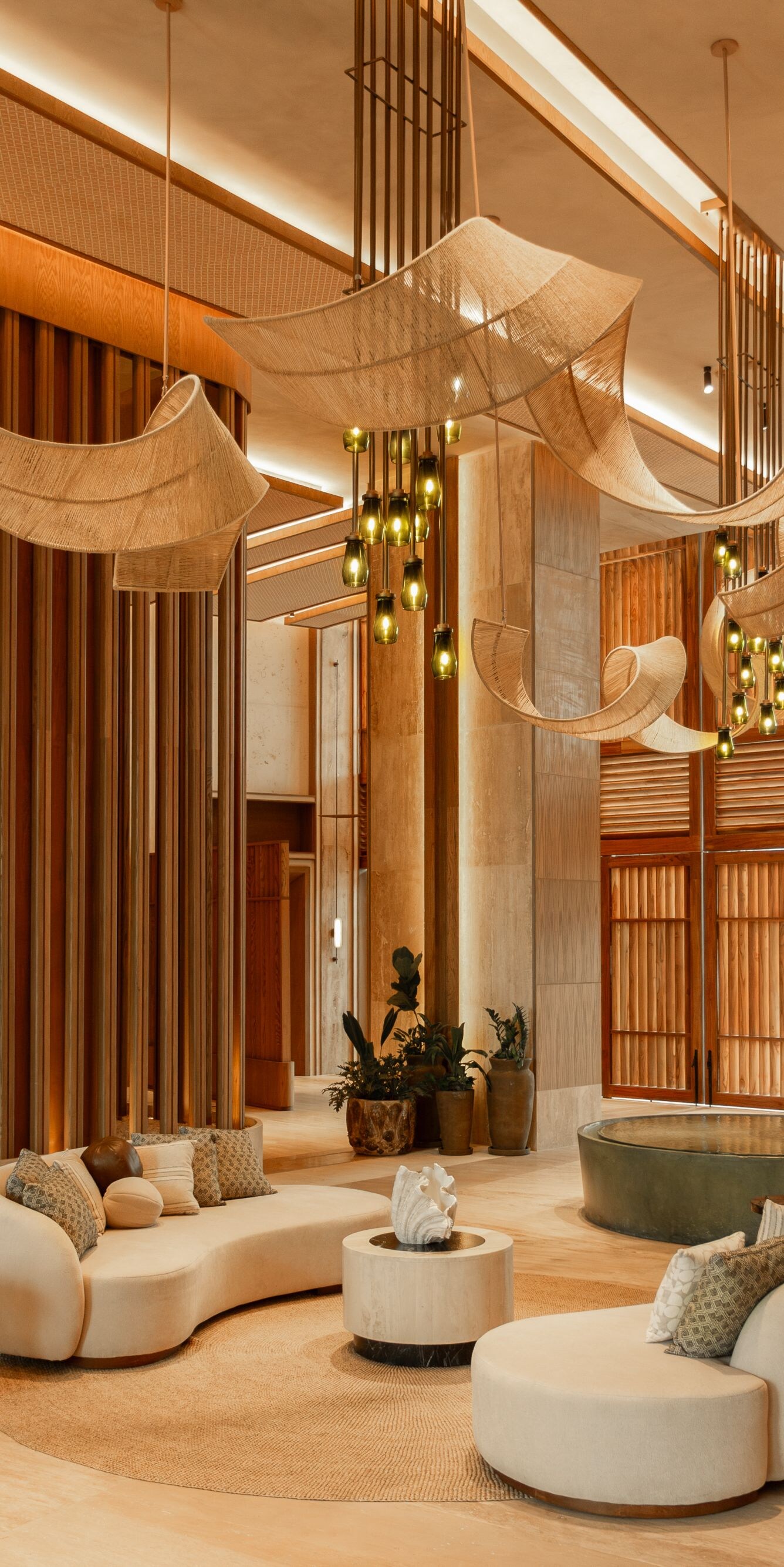 Lobby del resort con techo esculpido