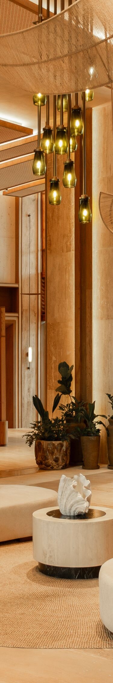 Lobby del resort con techo esculpido