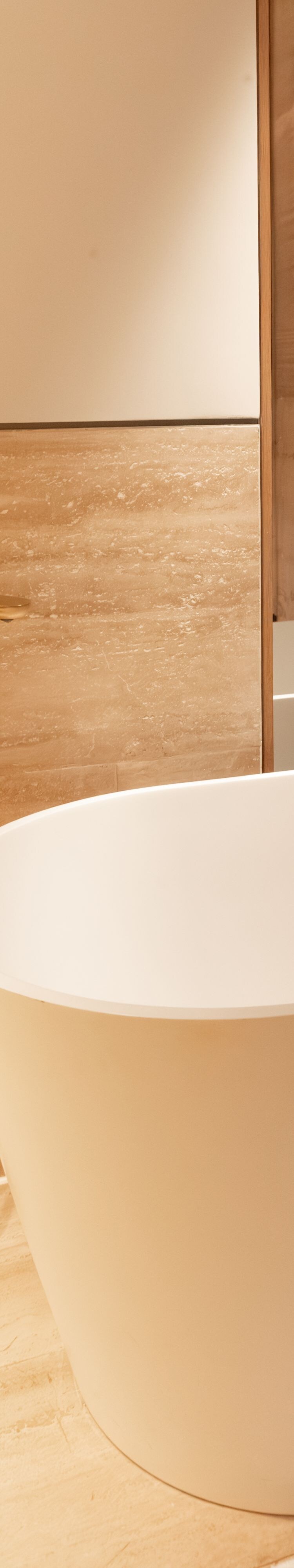Baño con bañera profunda independiente
