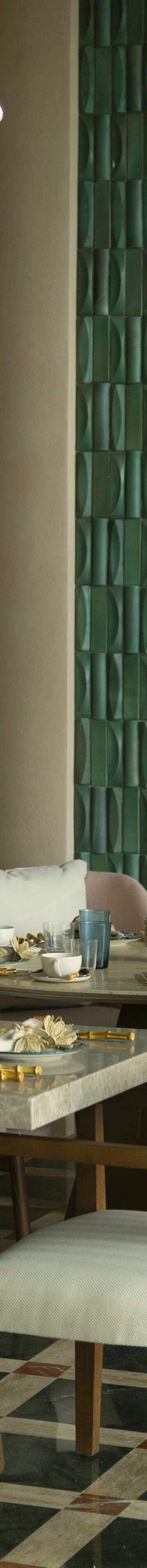 Elegante comedor del restaurante con mesas de mármol