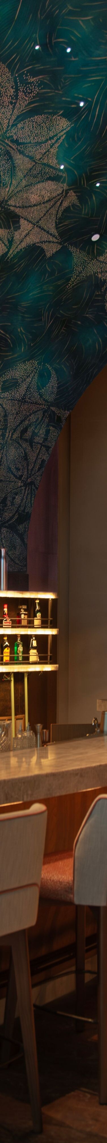 bar interior con una encimera curva de piedra