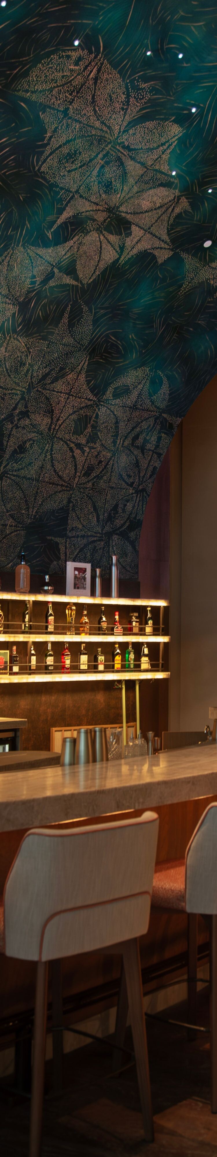 bar interior con una encimera curva de piedra