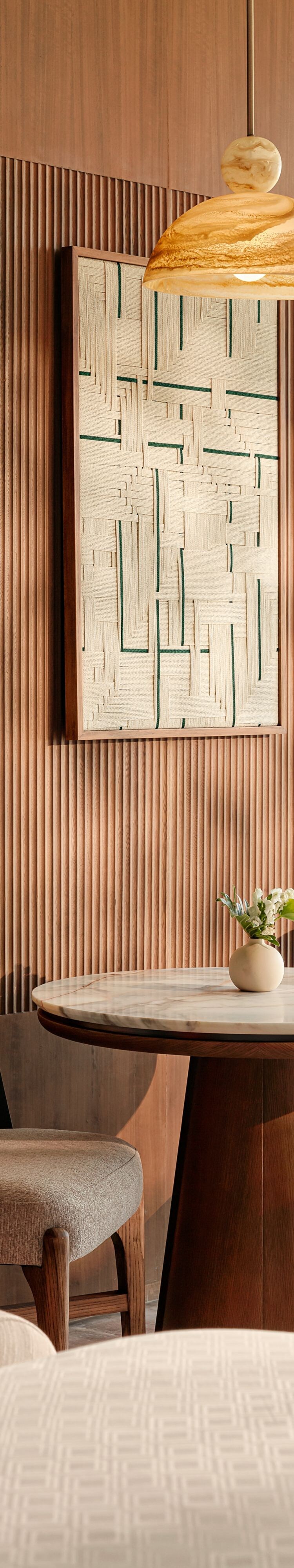 Habitación con mesa de mármol y arte