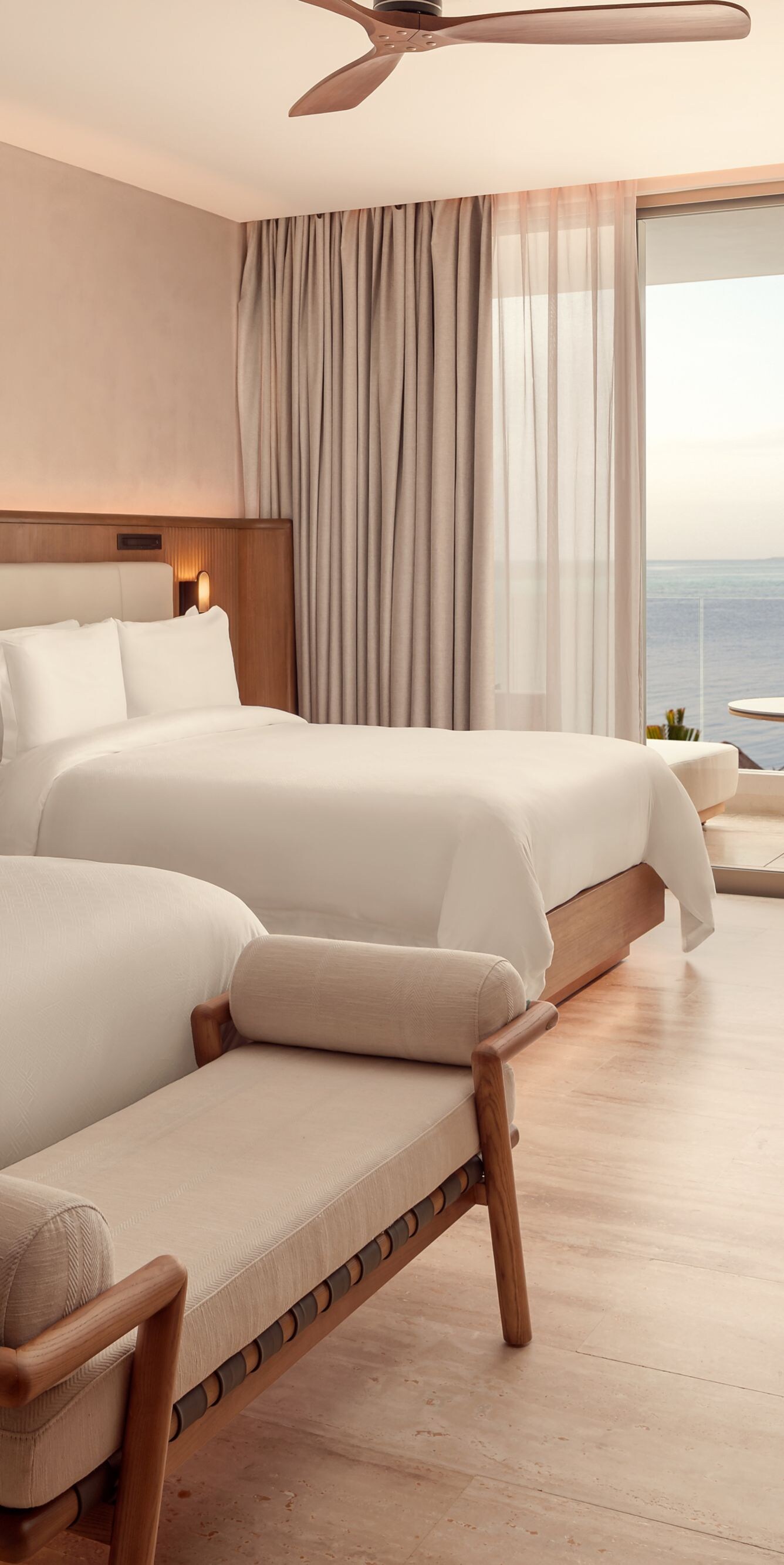 Habitación con dos camas de sábanas blancas