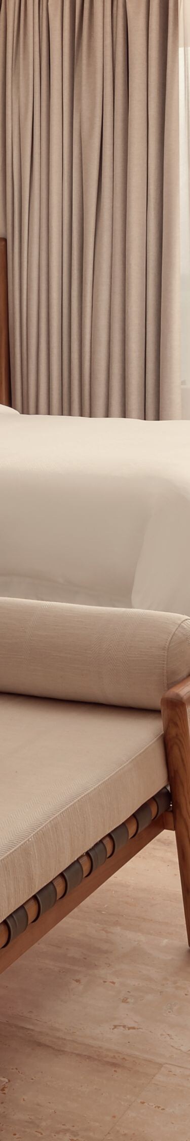 Habitación con dos camas de sábanas blancas