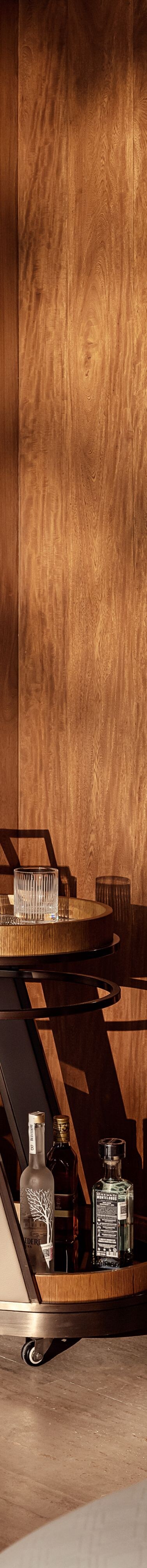 Carrito del bar de la habitación con muebles de madera