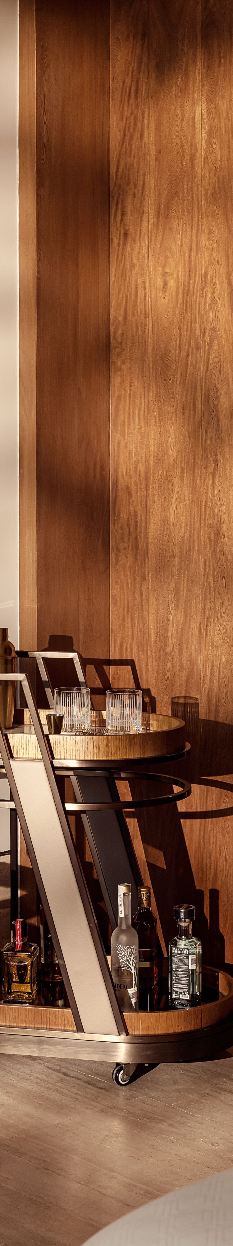 Carrito del bar de la habitación con muebles de madera
