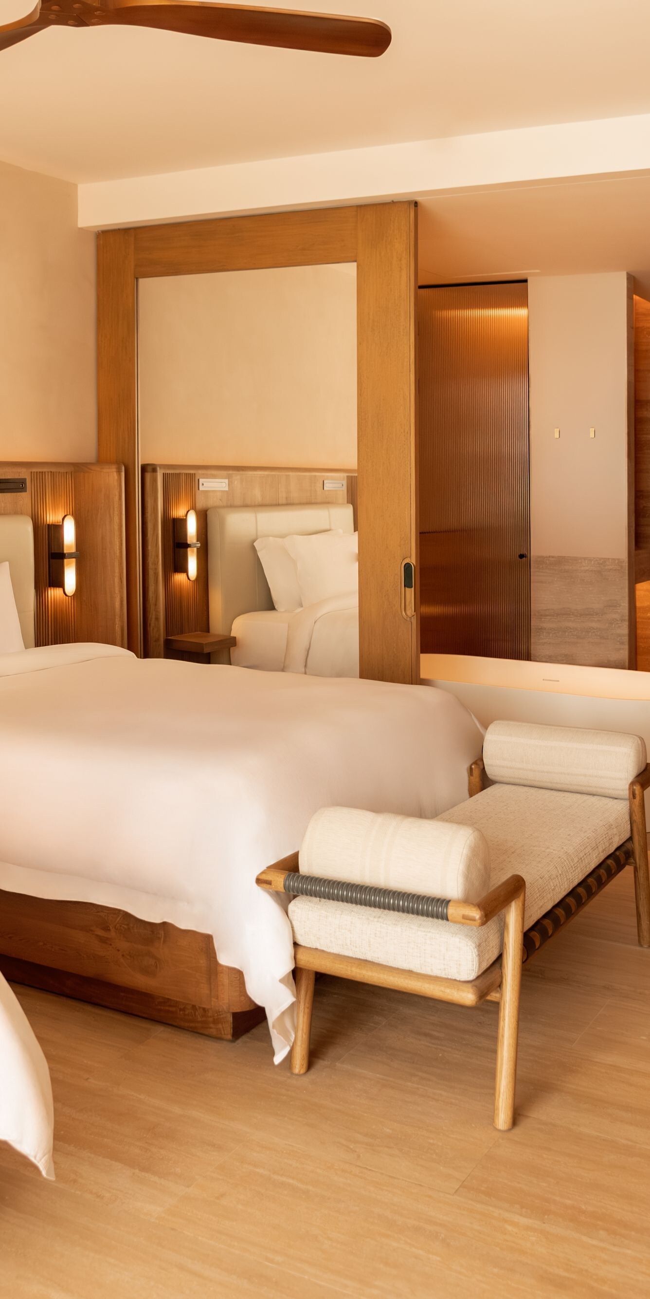 Habitación con dos camas tamaño Queen y bañera