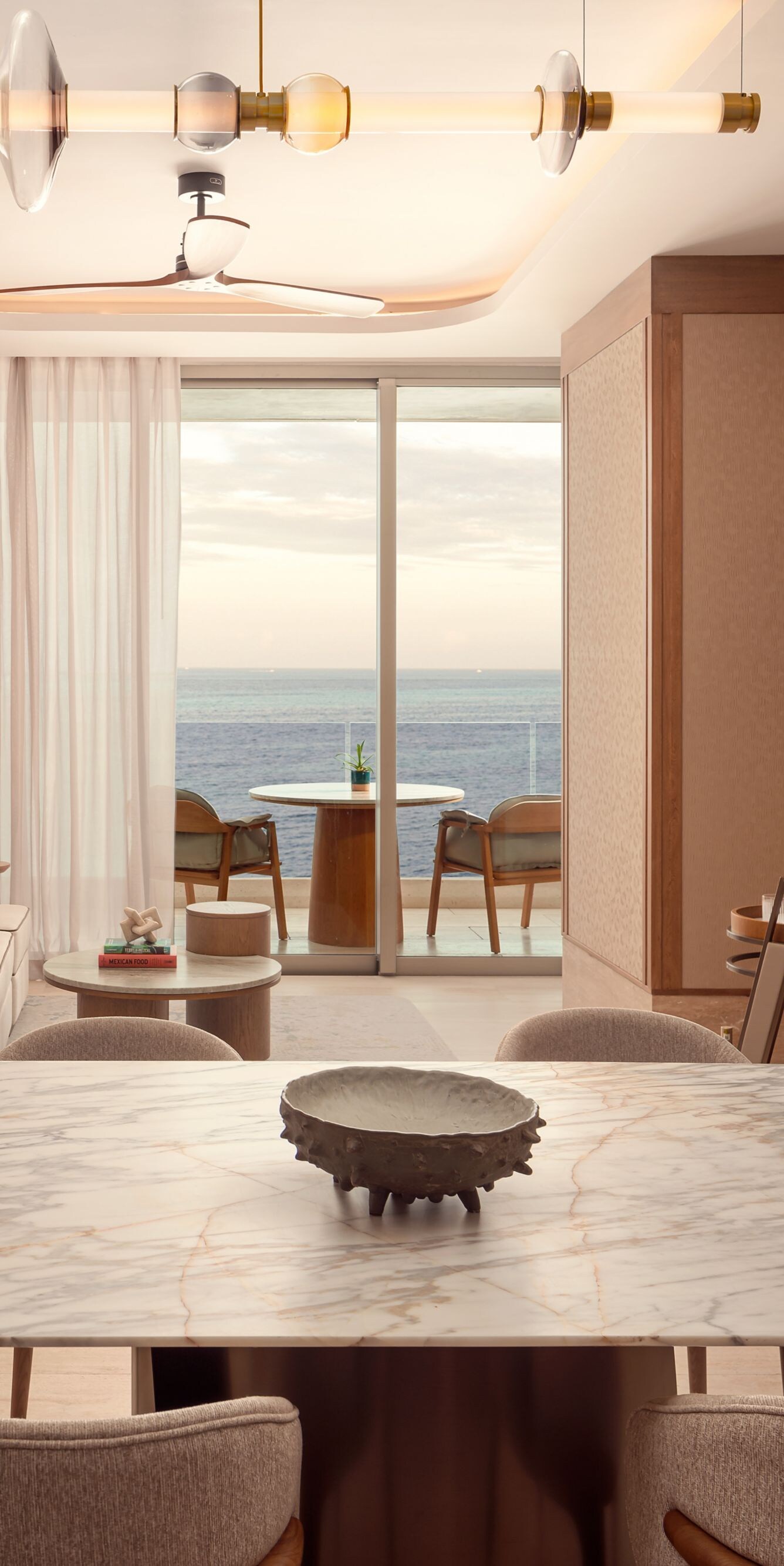 Sala de estar de la suite con mesa de comedor de mármol