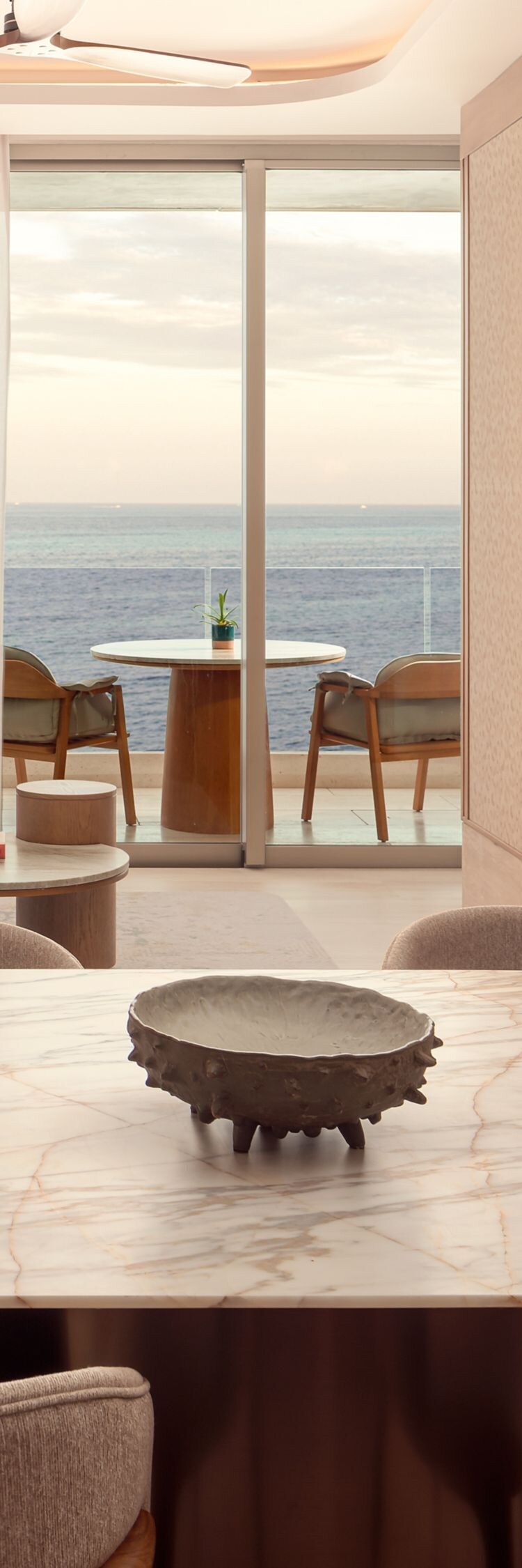Sala de estar de la suite con mesa de comedor de mármol