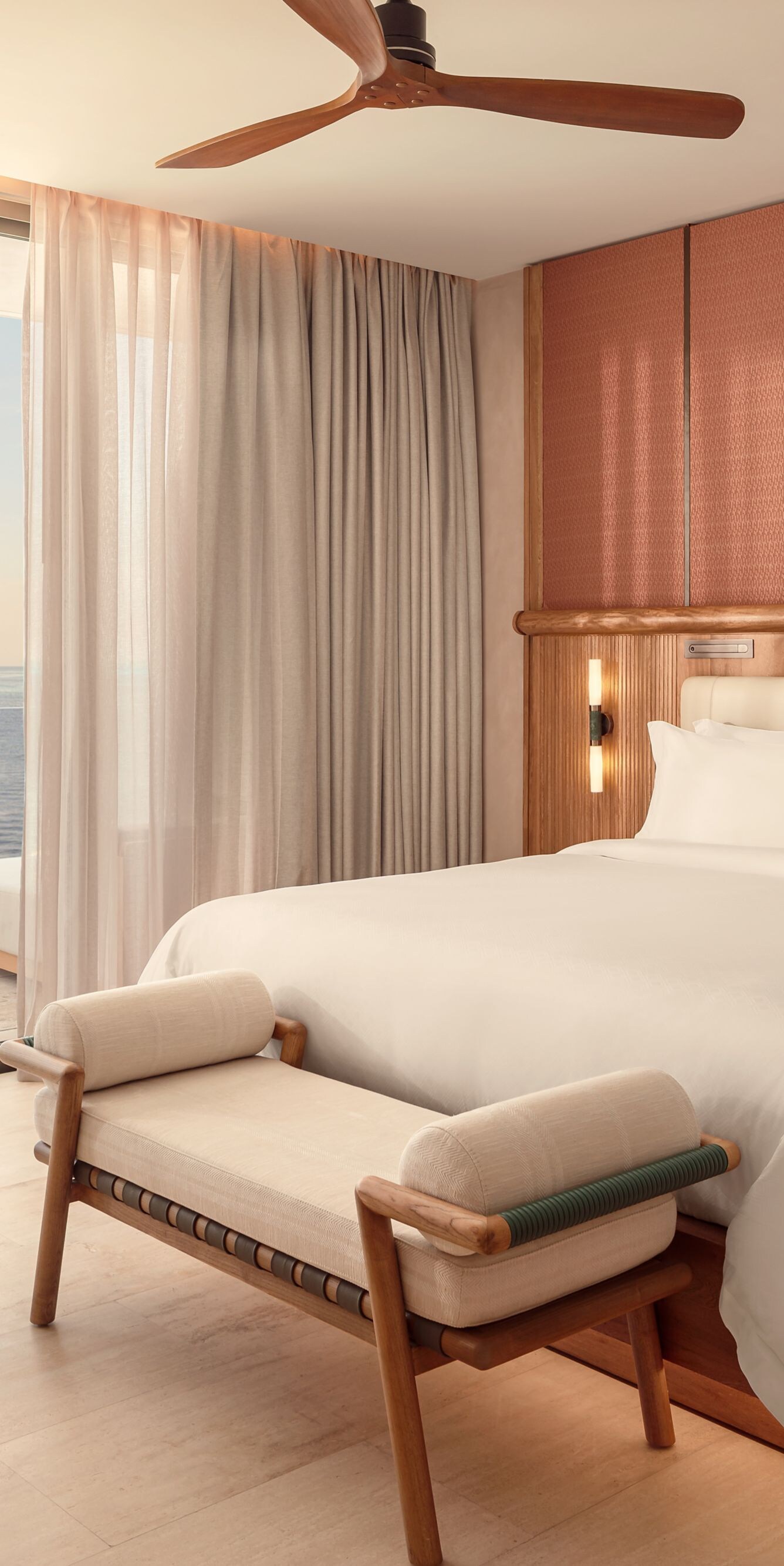 Suite con vista al mar, dormitorio con cama tamaño King y asientos 