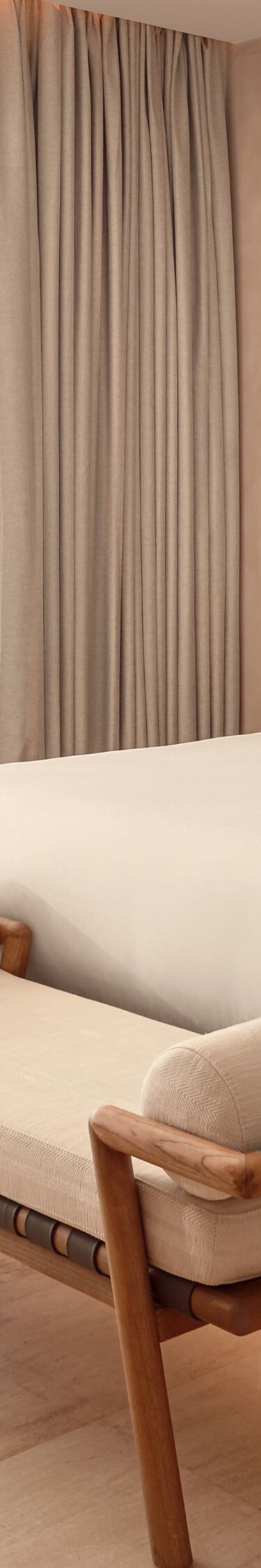 Suite con vista al mar, dormitorio con cama tamaño King y asientos 