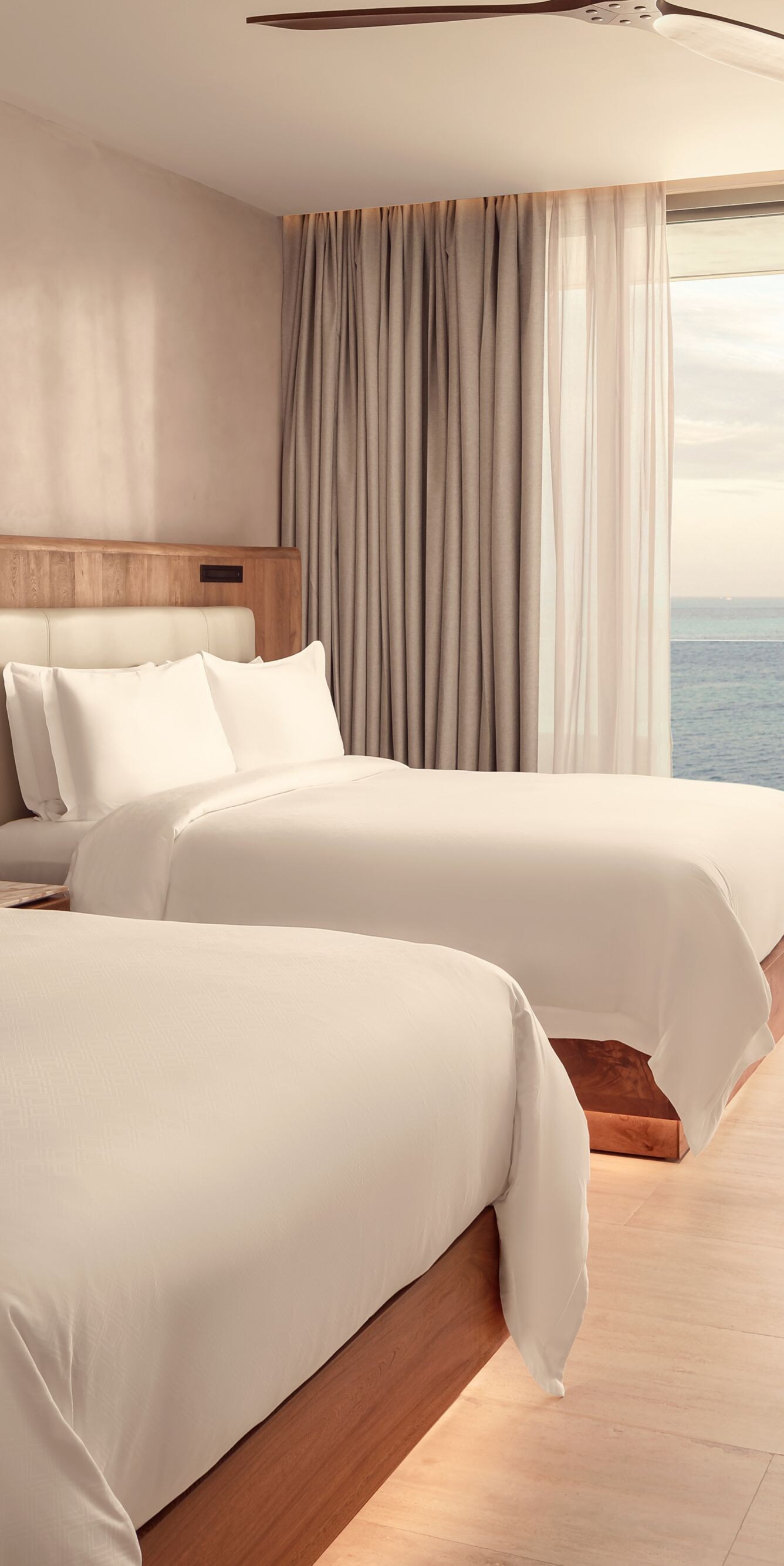 Habitación doble con vista al mar desde el balcón