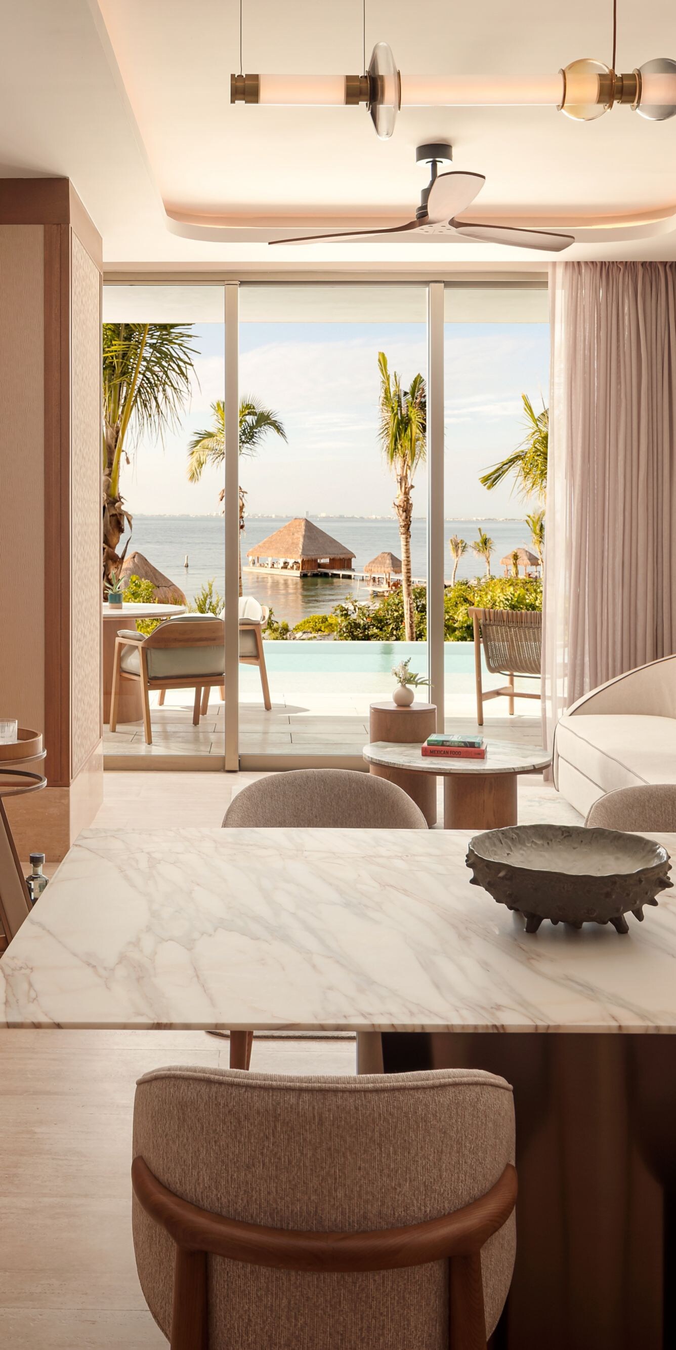 Suite frente al mar con una mesa de mármol