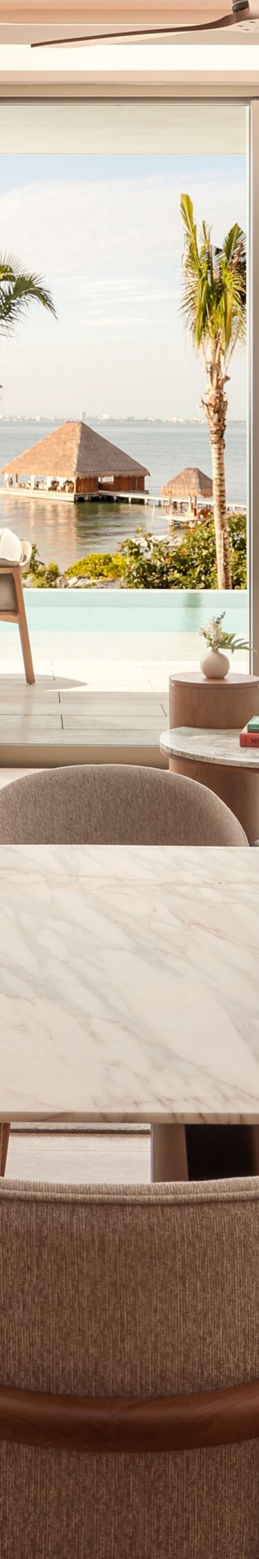 Suite frente al mar con una mesa de mármol
