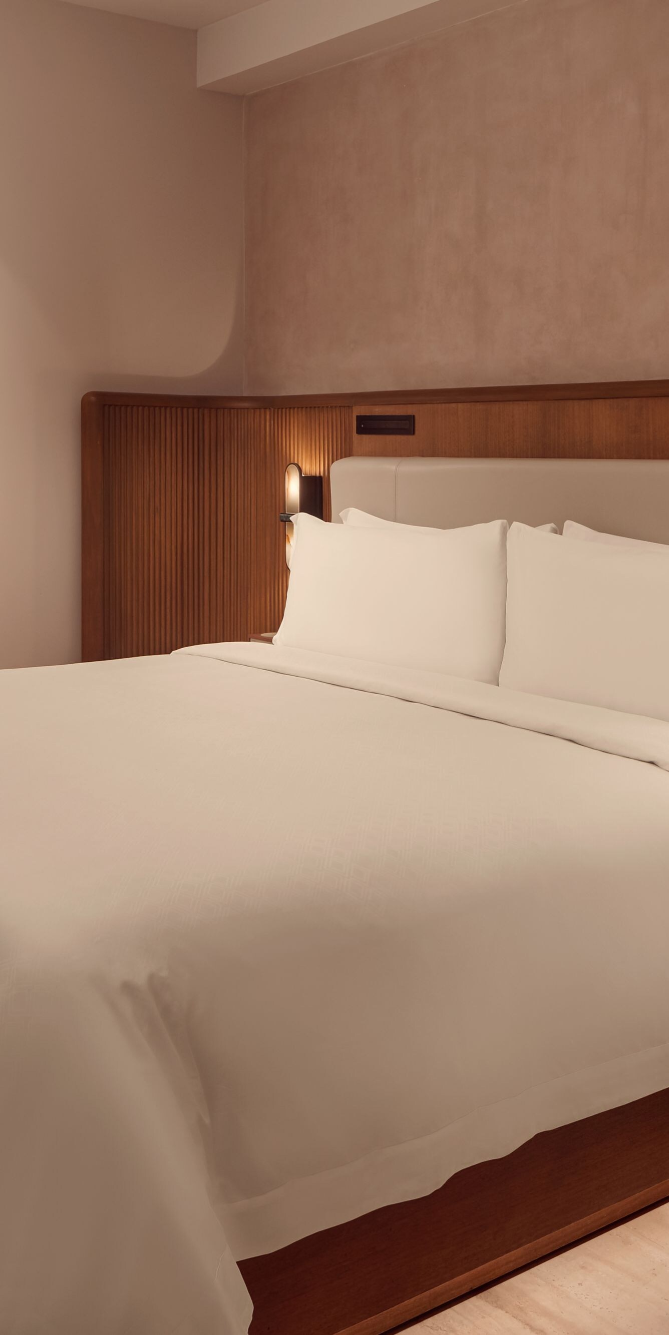Habitación con cama tamaño King y cabecero de madera