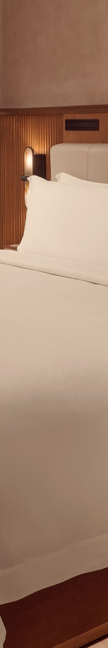 Habitación con cama tamaño King y cabecero de madera