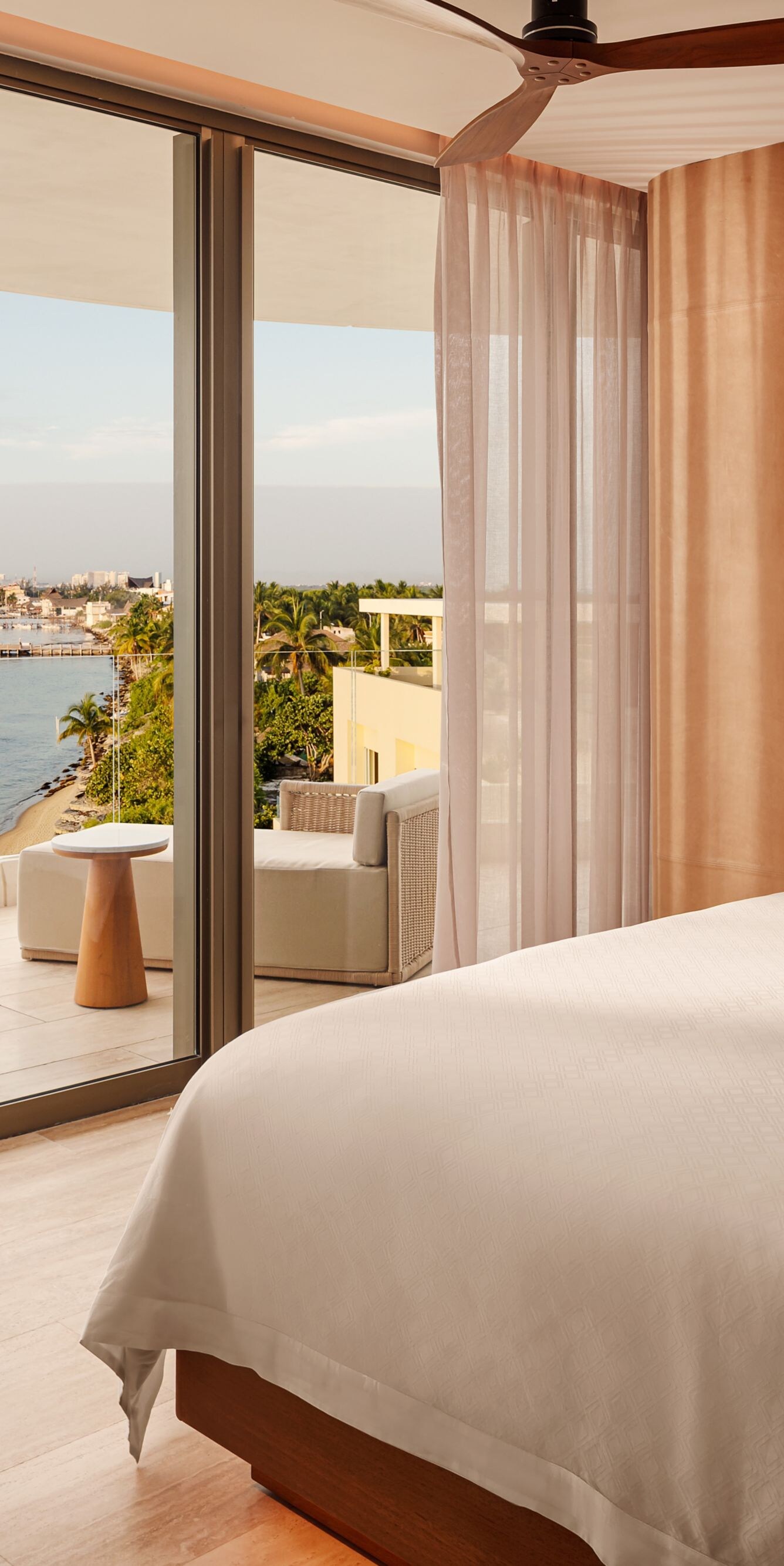 Dormitorio principal dentro de una suite con cama tamaño King