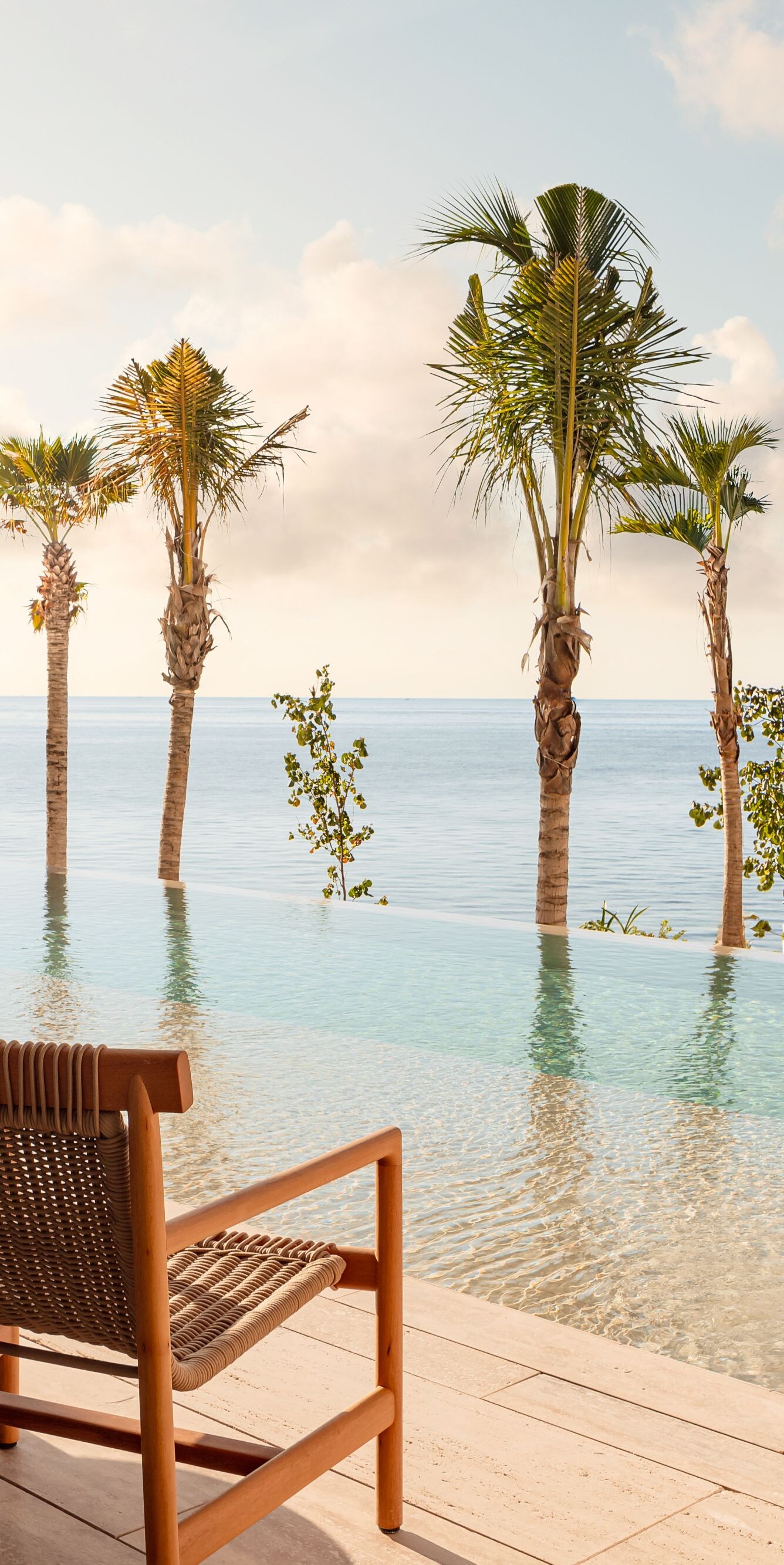 terraza frente al mar con una piscina infinita