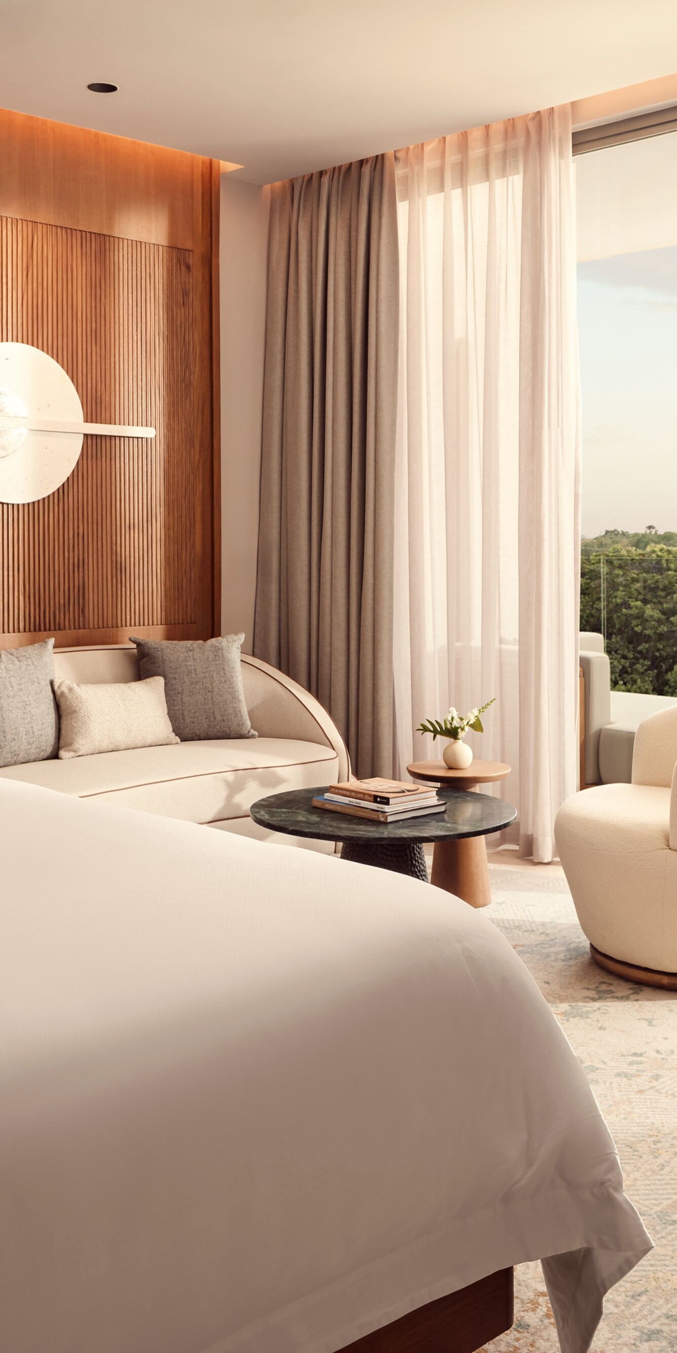 Habitación con cama tamaño King, terraza y vista al bosque
