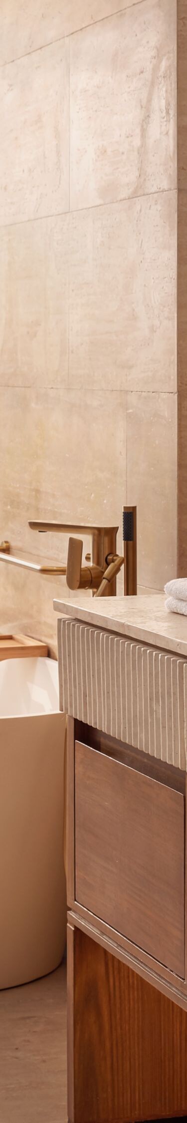 Baño con bañera profunda independiente