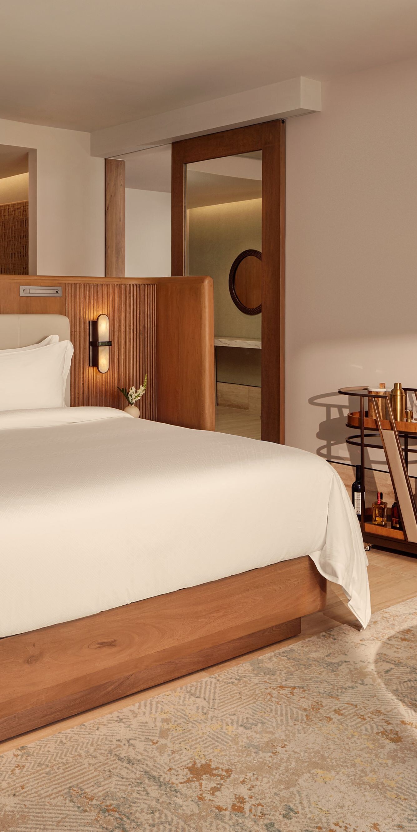 una cama tamaño King, zona de estar con sofá