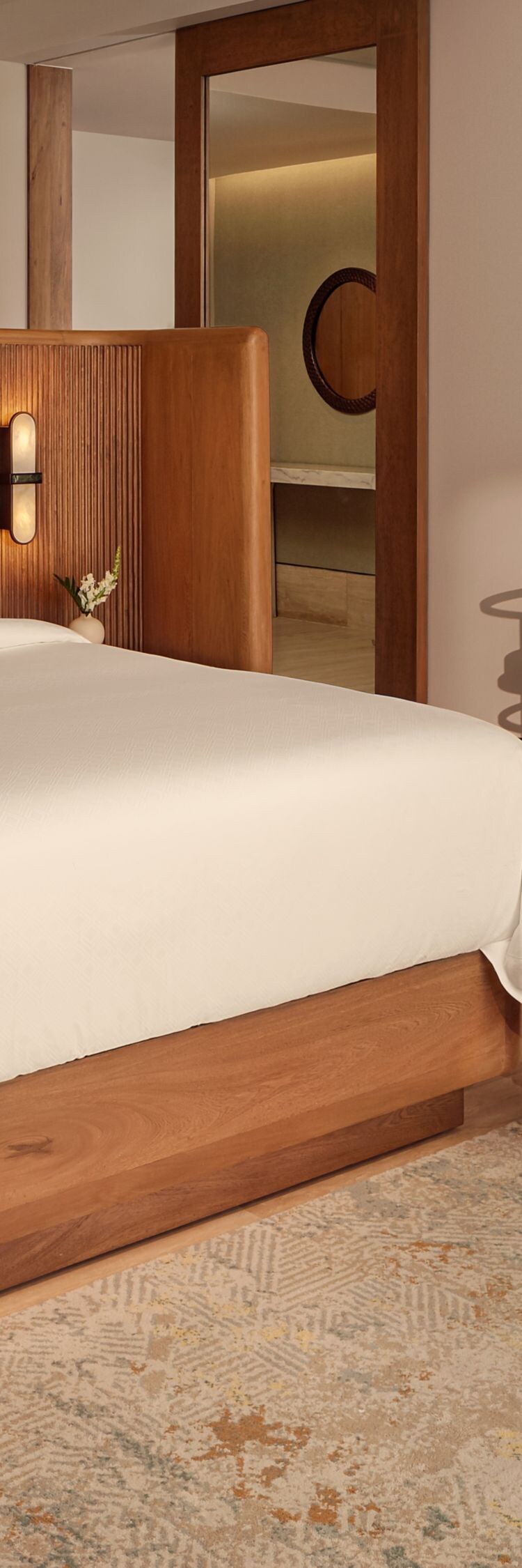 una cama tamaño King, zona de estar con sofá