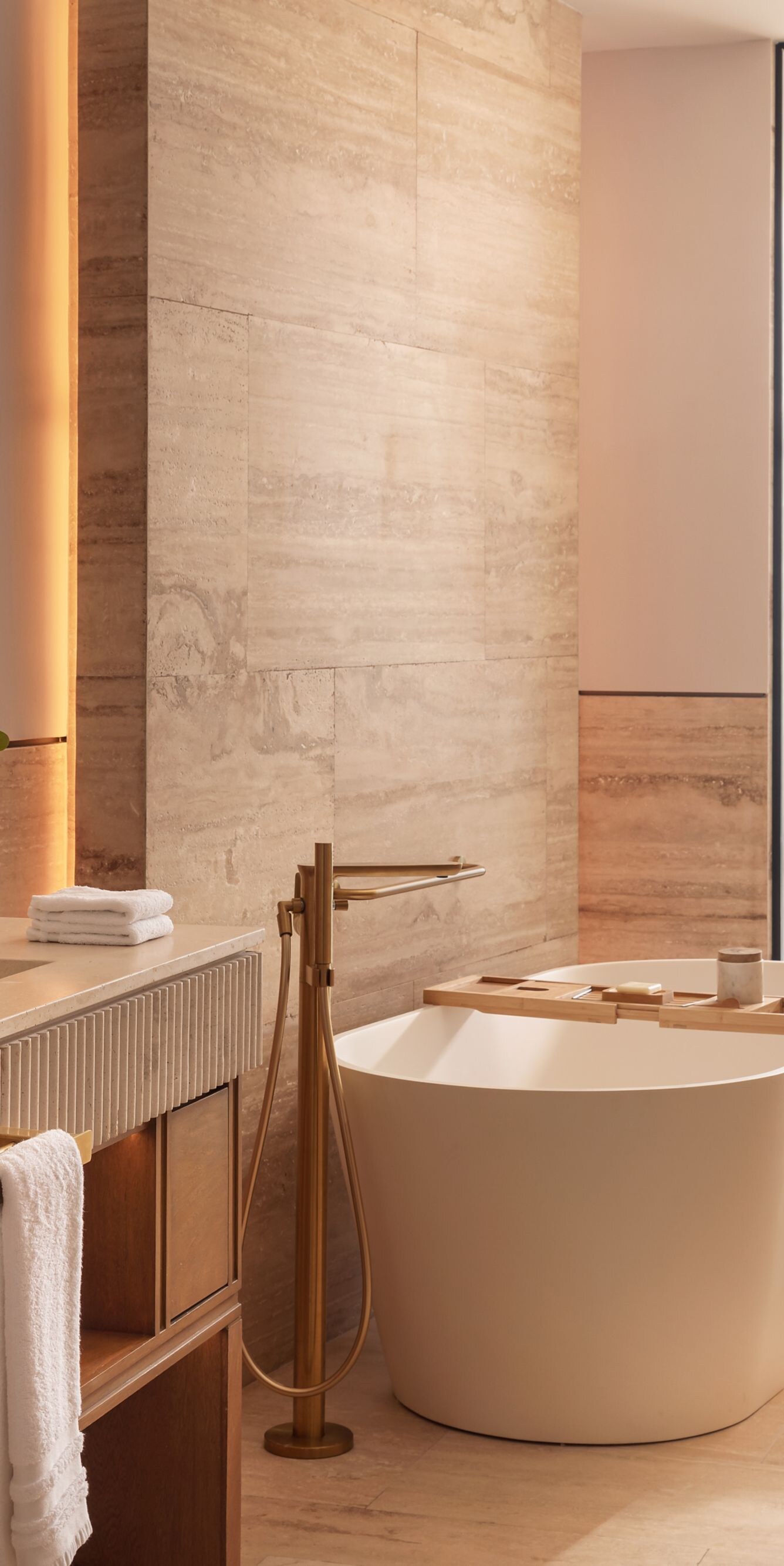 Baño con bañera y terraza con vistas al mar