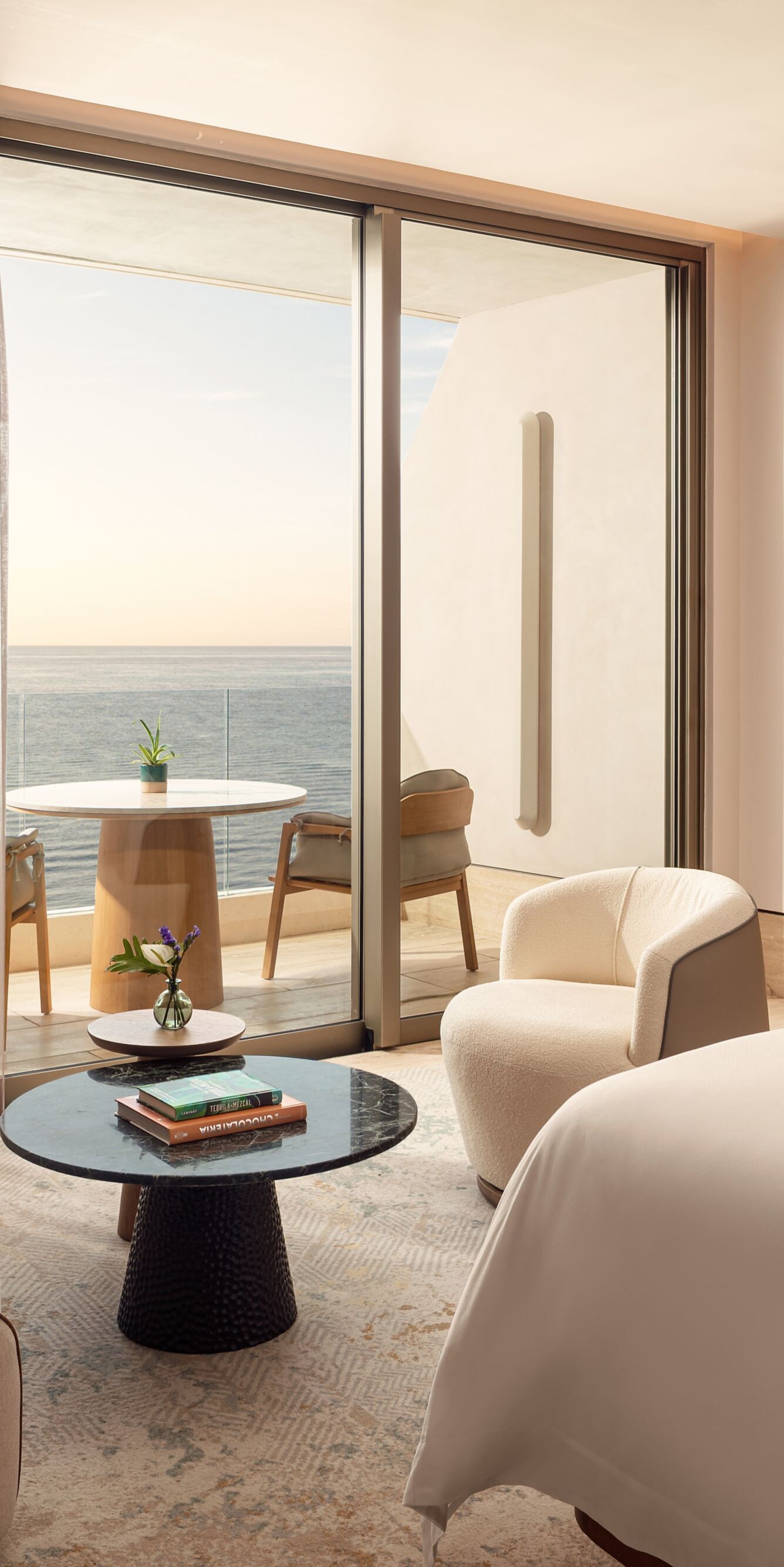 Habitación con cama tamaño King, terraza y vista al mar