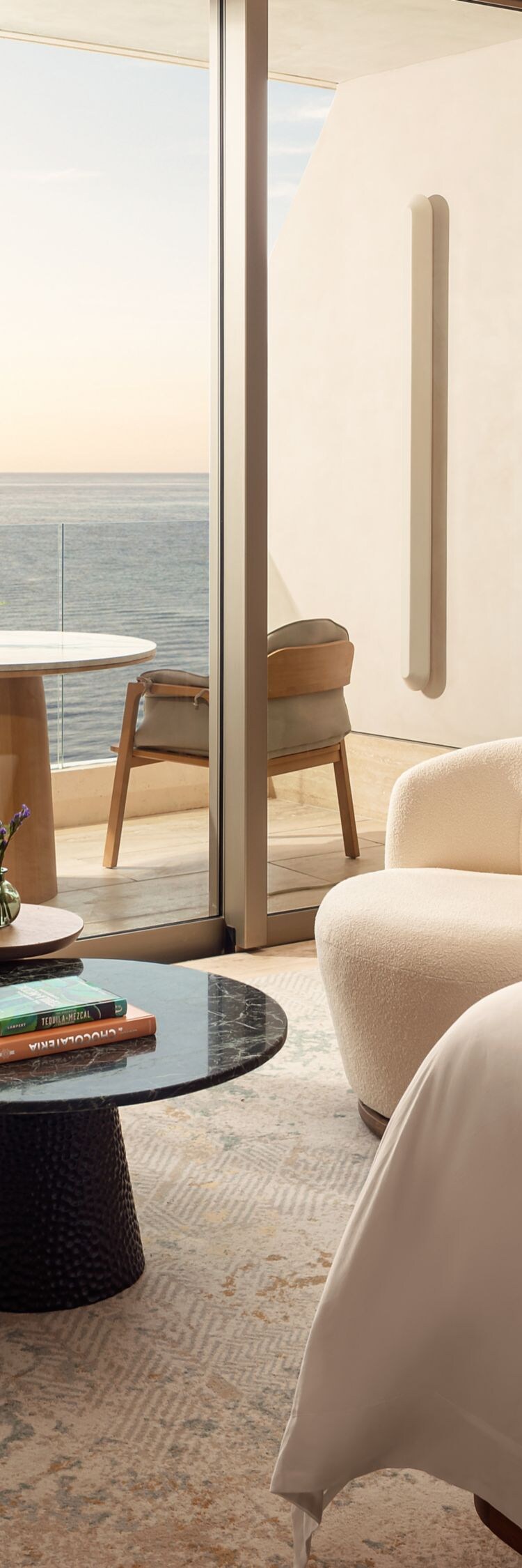 Habitación con cama tamaño King, terraza y vista al mar
