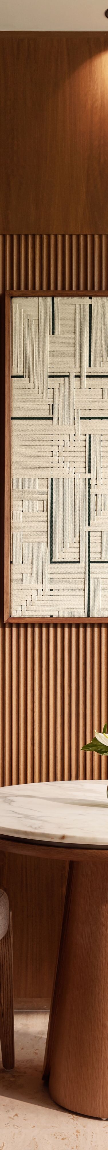 Habitación con mesa de mármol y obras de arte